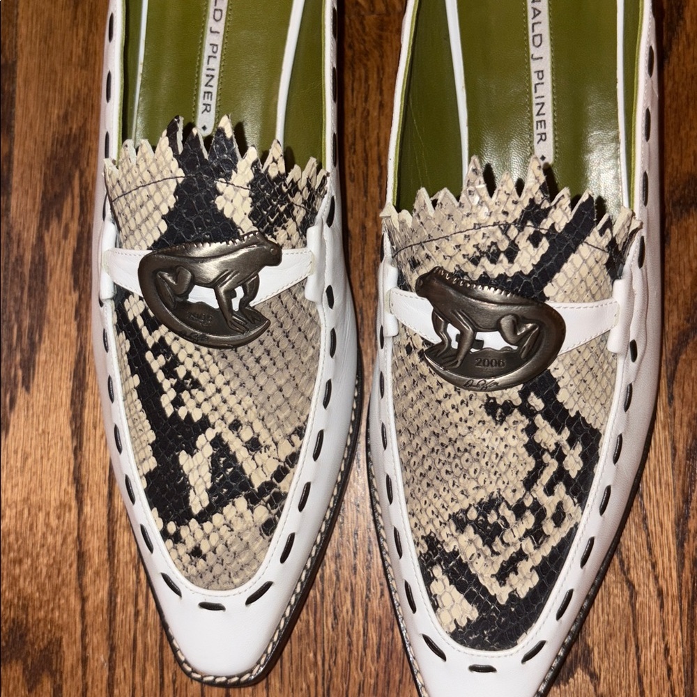 Donald Pliner White iguana  Print 10.5 brand new Loafers